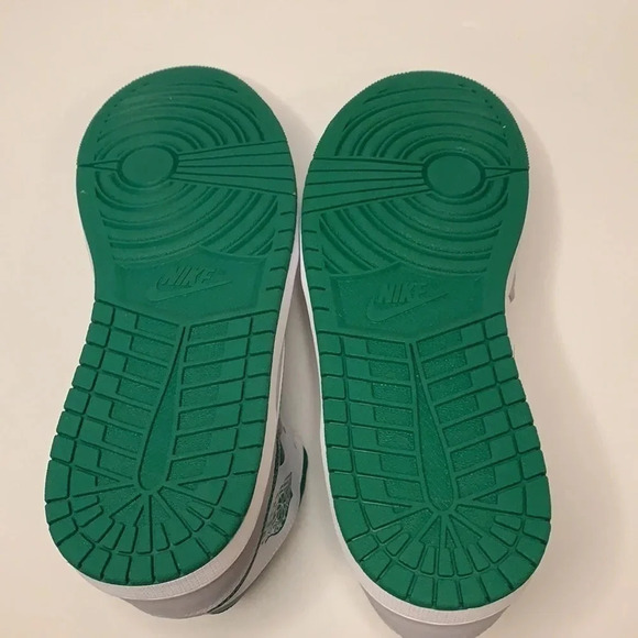 Jordan 1 Mid Sneakers Pine Green, White - Picture 9 of 10